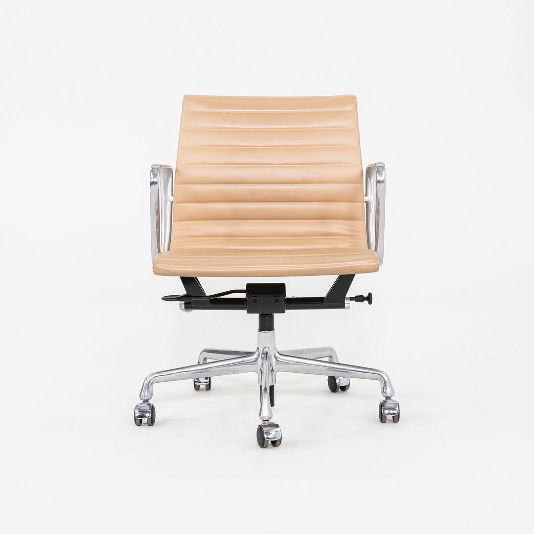 2014 Herman Miller Eames Aluminum Group Management Desk Chairs in Beige Leather For Sale 5