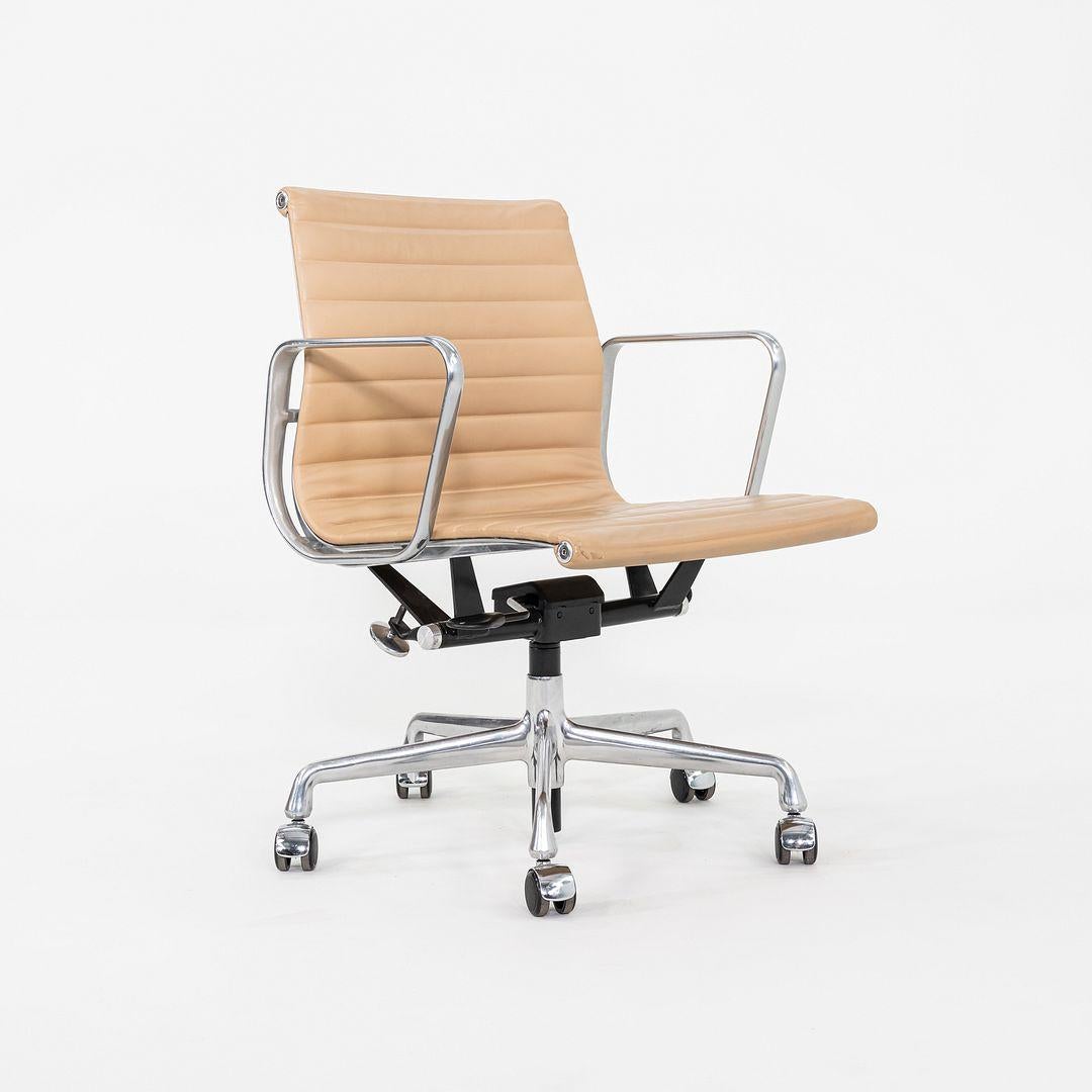 American 2014 Herman Miller Eames Aluminum Group Management Desk Chairs in Beige Leather For Sale