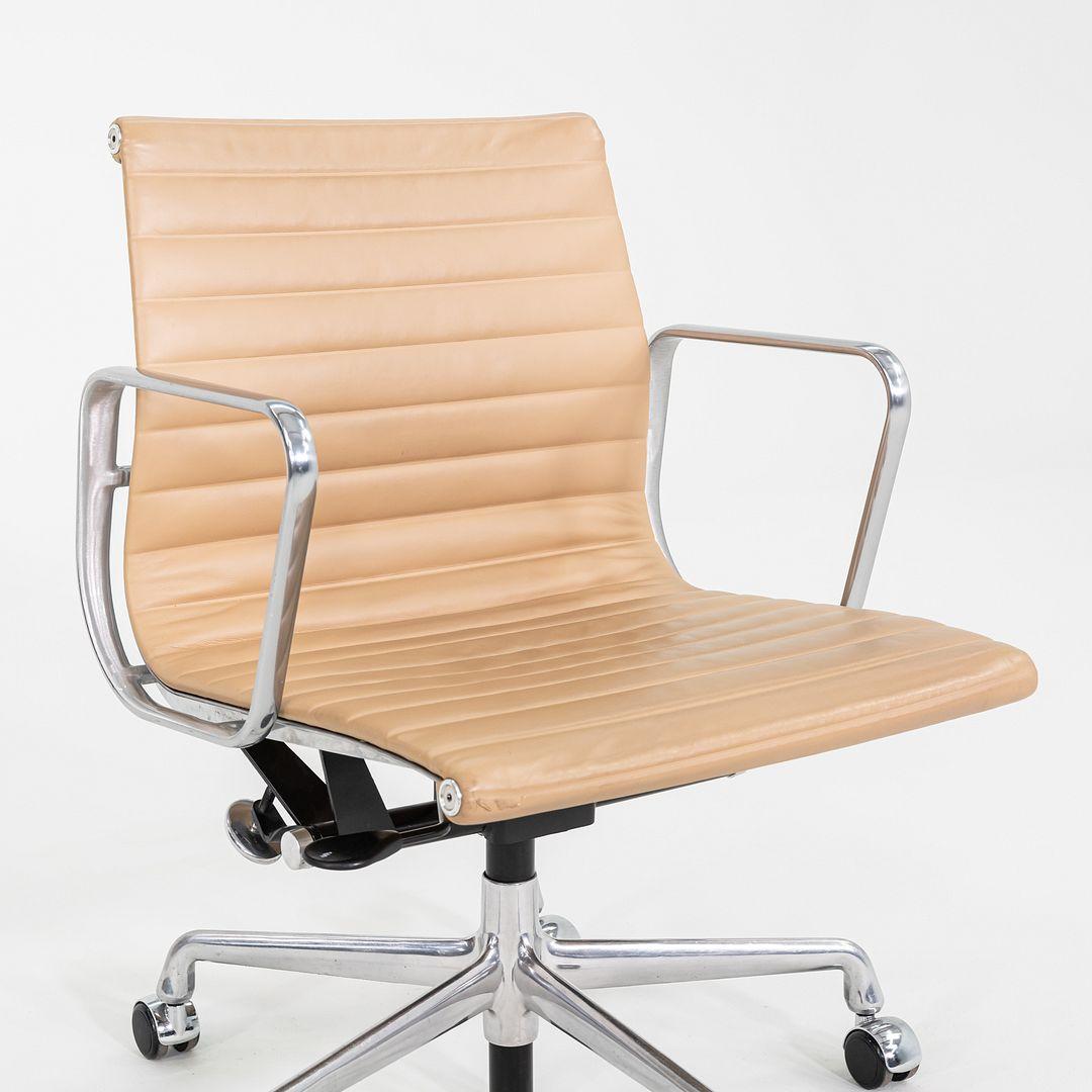 2014 Herman Miller Eames Aluminum Group Management Desk Chairs in Beige Leather In Excellent Condition For Sale In Philadelphia, PA