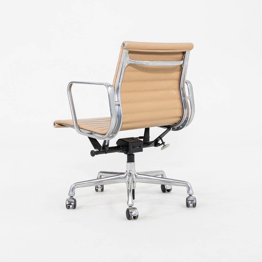 Contemporary 2014 Herman Miller Eames Aluminum Group Management Desk Chairs in Beige Leather For Sale
