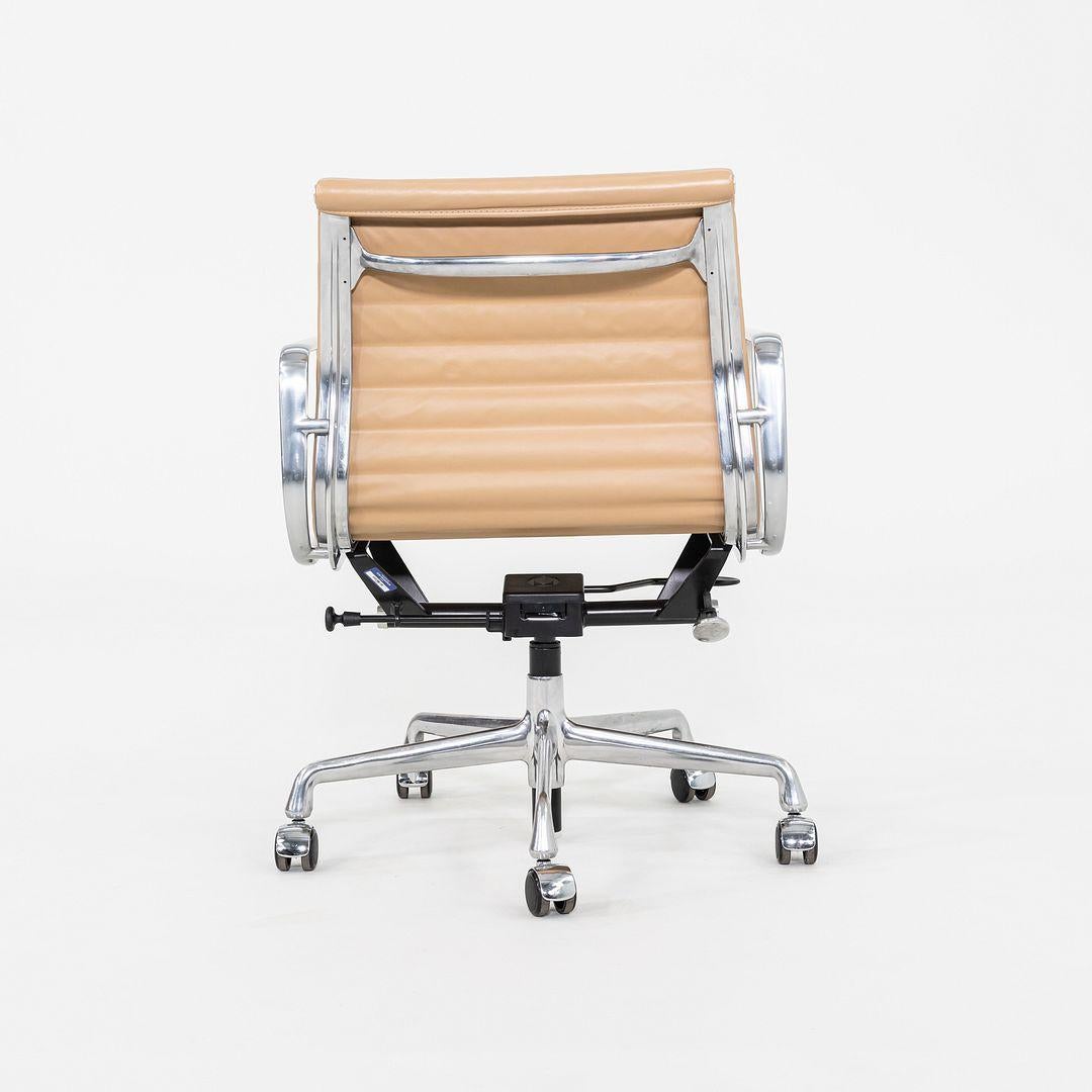 2014 Herman Miller Eames Aluminum Group Management Desk Chairs in Beige Leather For Sale 1