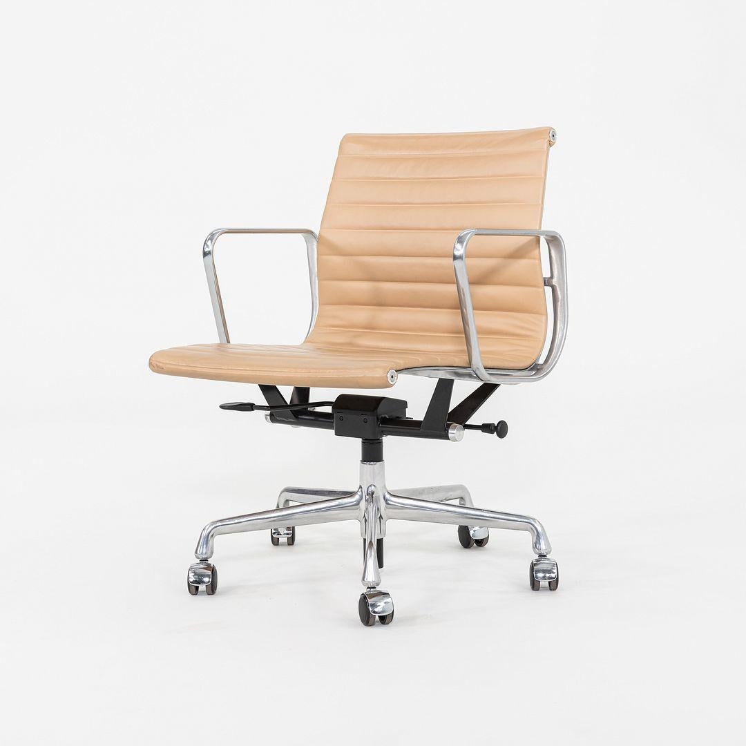 2014 Herman Miller Eames Aluminum Group Management Desk Chairs in Beige Leather For Sale 2