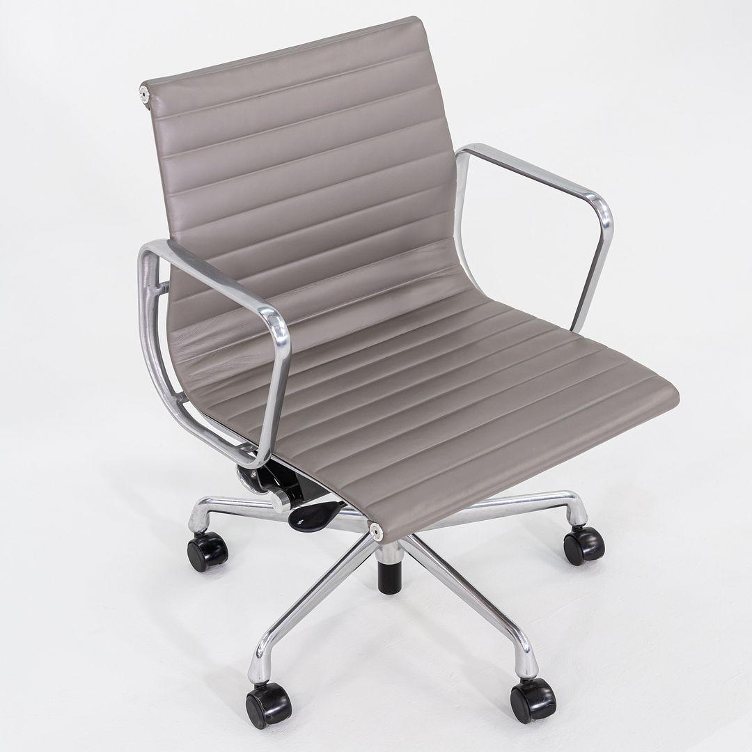 2014 Herman Miller Eames Aluminum Group Management-Schreibtischstühle aus grauem Leder im Angebot 4