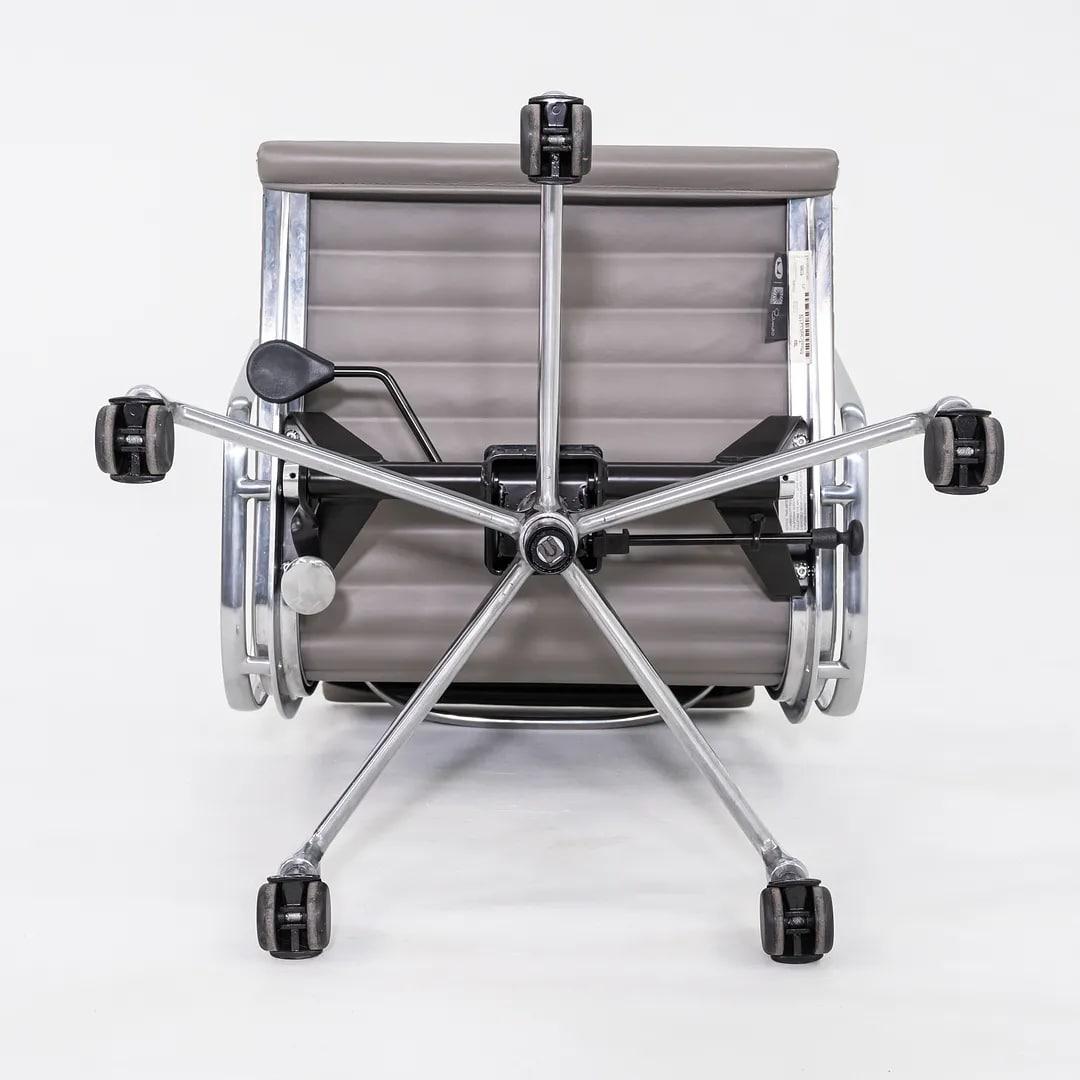 2014 Herman Miller Eames Aluminum Group Management-Schreibtischstühle aus grauem Leder im Angebot 6
