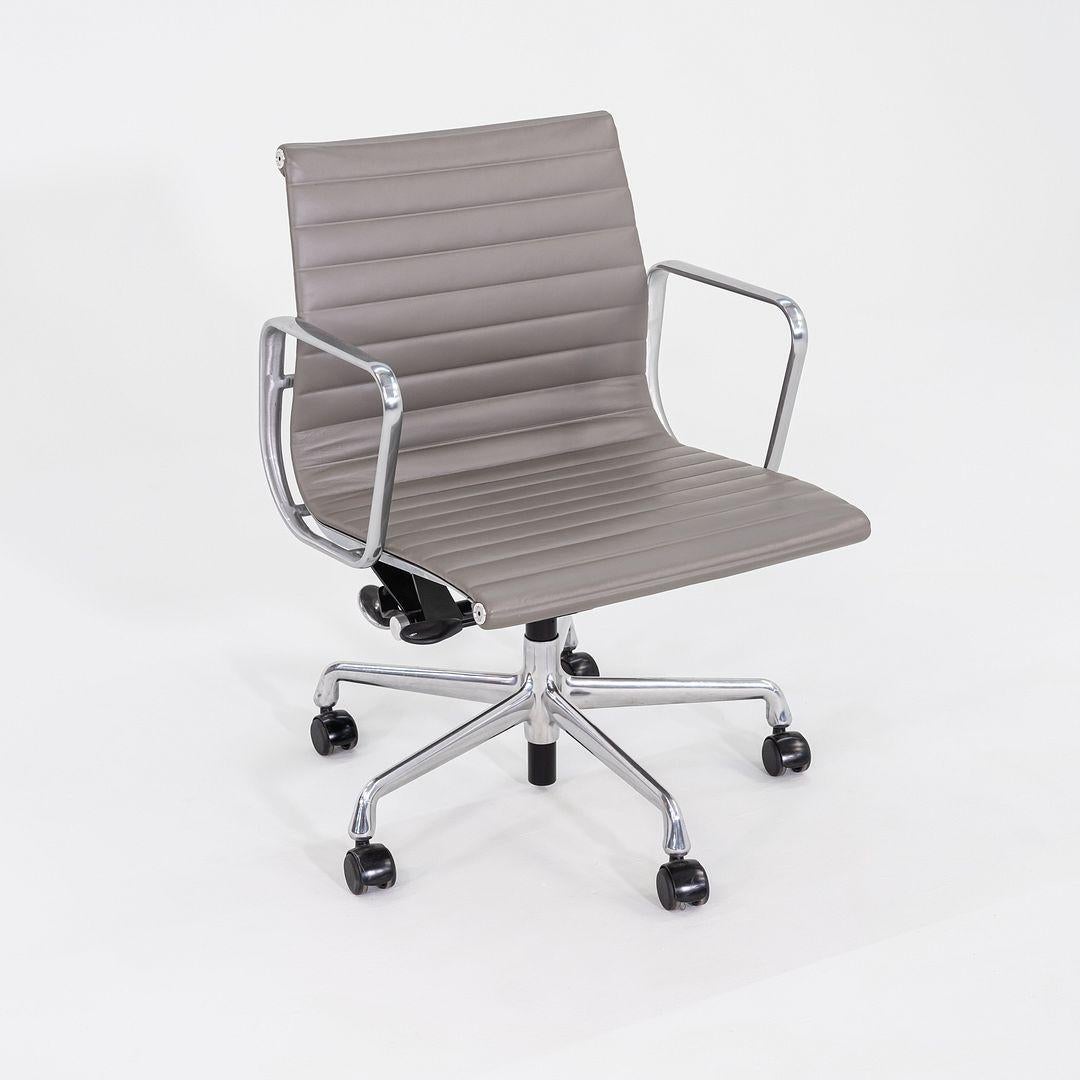 Es handelt sich um die Eames Aluminium Group Management Desk Chairs, Modell EA335, die ursprünglich von Charles und Ray Eames für Herman Miller im Jahr 1958 entworfen wurden. Diese besonderen Beispiele stammen aus dem Jahr 2014. Sie sind mit einem