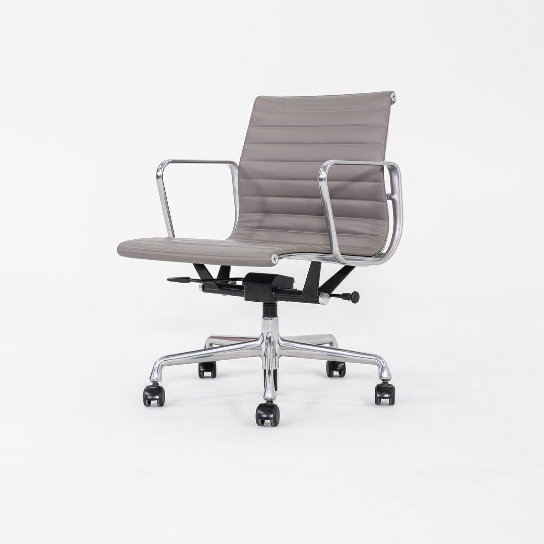2014 Herman Miller Eames Aluminum Group Management-Schreibtischstühle aus grauem Leder (Moderne) im Angebot