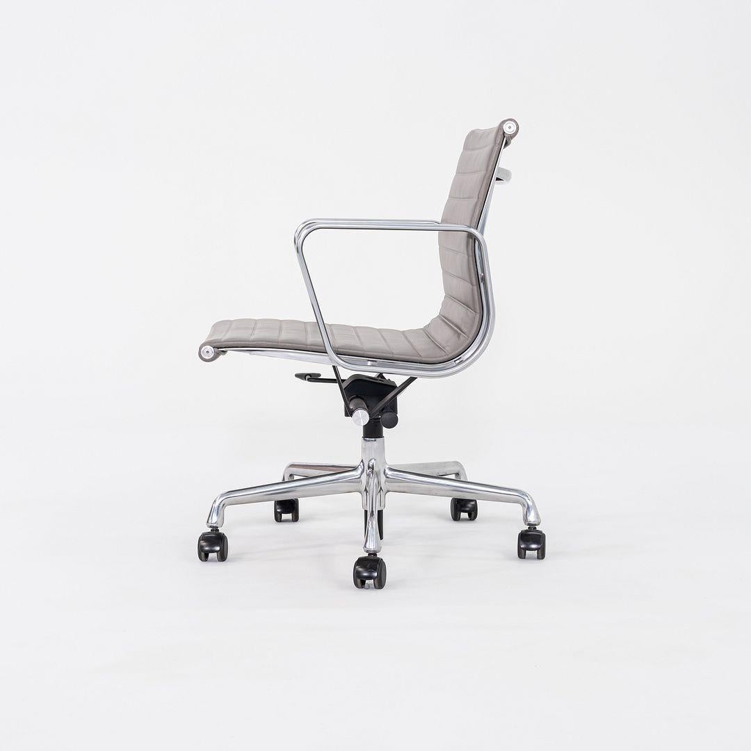 2014 Herman Miller Eames Aluminum Group Management-Schreibtischstühle aus grauem Leder (amerikanisch) im Angebot