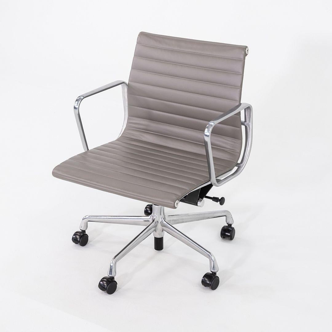 2014 Herman Miller Eames Aluminum Group Management-Schreibtischstühle aus grauem Leder im Zustand „Hervorragend“ im Angebot in Philadelphia, PA
