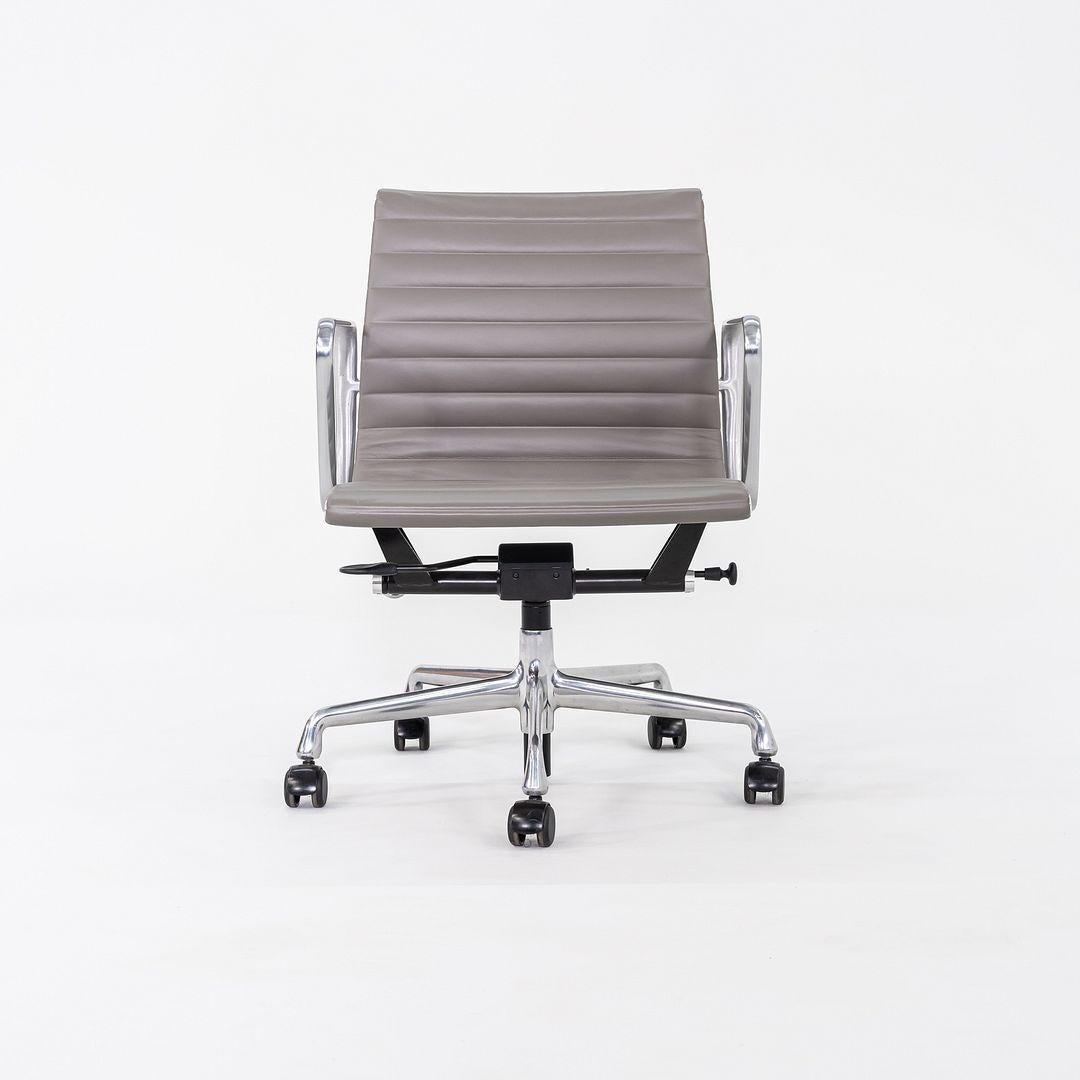 2014 Herman Miller Eames Aluminum Group Management-Schreibtischstühle aus grauem Leder (21. Jahrhundert und zeitgenössisch) im Angebot