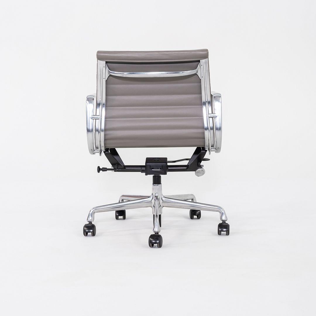 2014 Herman Miller Eames Aluminum Group Management-Schreibtischstühle aus grauem Leder im Angebot 1