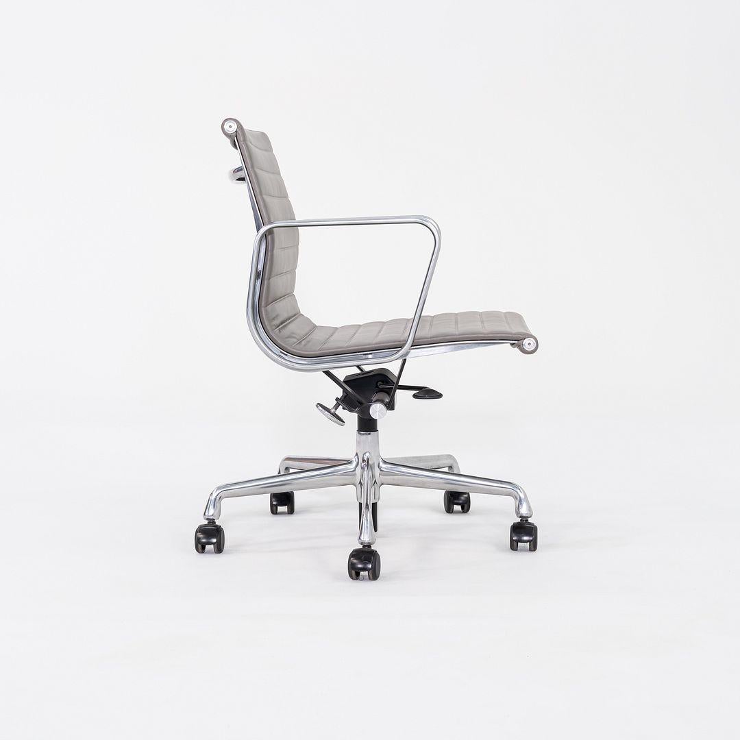 2014 Herman Miller Eames Aluminum Group Management-Schreibtischstühle aus grauem Leder im Angebot 2