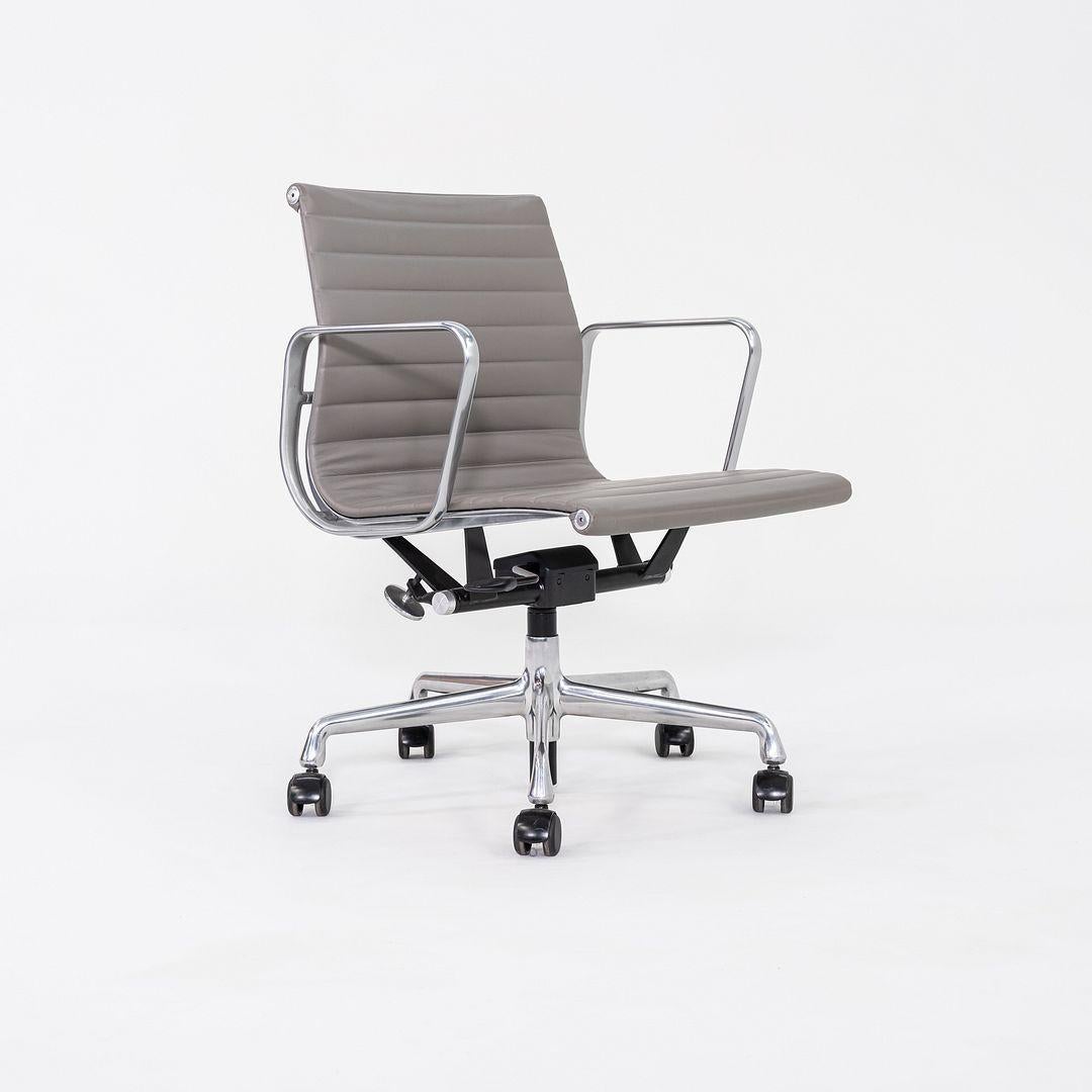 2014 Herman Miller Eames Aluminum Group Management-Schreibtischstühle aus grauem Leder im Angebot 3