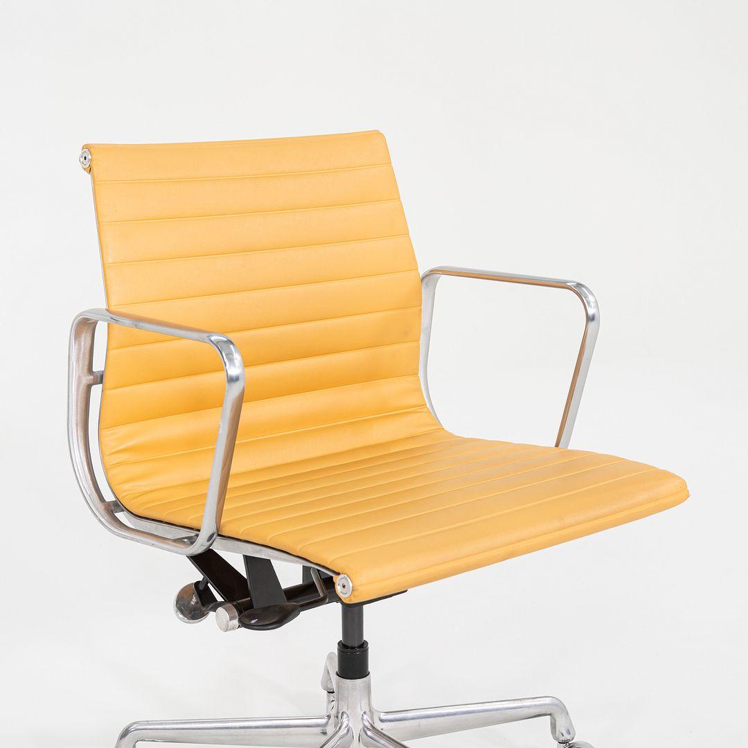 2014 Herman Miller Eames Aluminum Group Management Desk Chairs in Tan Leather In Good Condition For Sale In Philadelphia, PA