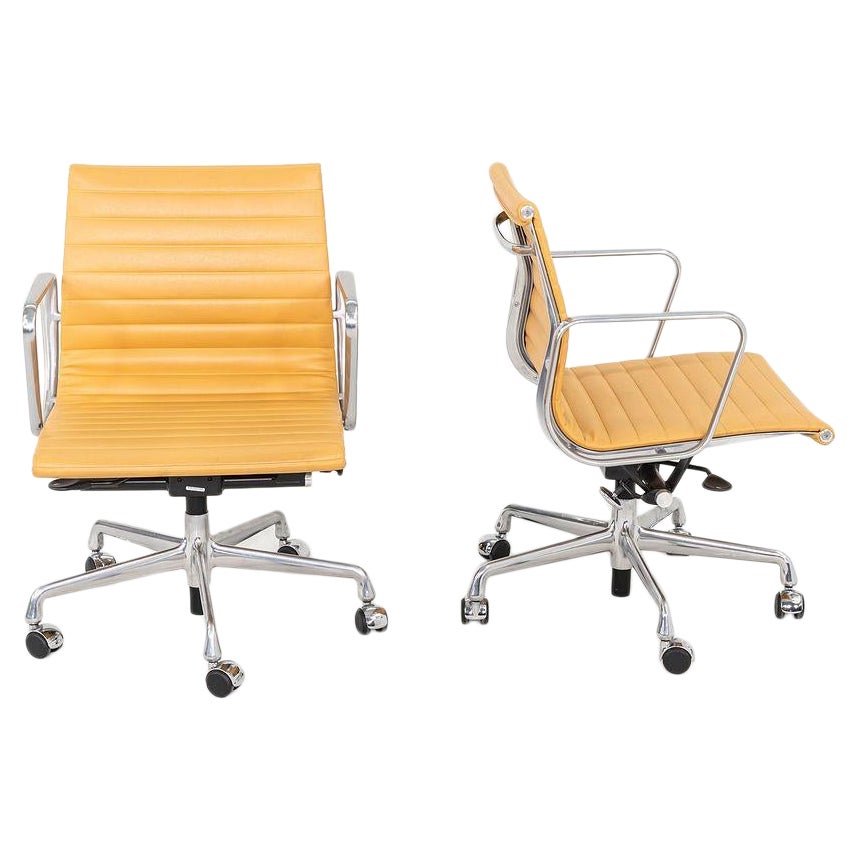 2014 Herman Miller Eames Aluminum Group Management-Schreibtischstühle aus braunem Leder im Angebot