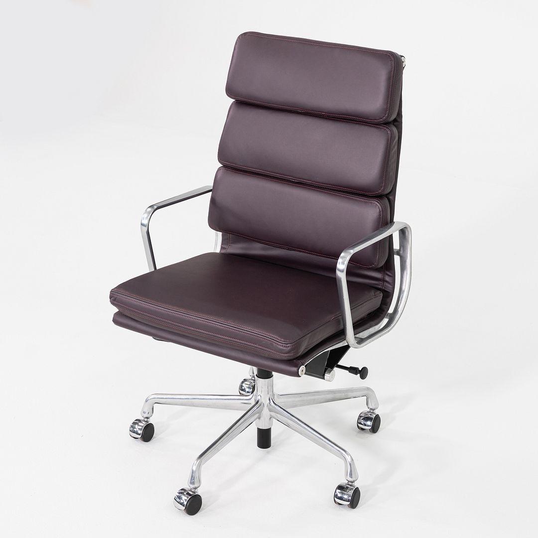Dies ist ein Eames Aluminum Group Soft Pad Executive Desk Chair, Modell EA437, ursprünglich entworfen von Charles und Ray Eames für Herman Miller im Jahr 1969. Dieses Beispiel stammt aus dem Jahr 2014. Das Design zeichnet sich durch ein leichtes