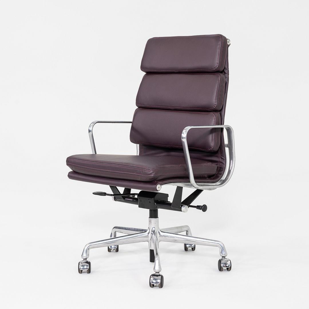2014 Herman Miller Eames Soft Pad Executive Schreibtischstuhl in Burgund (Moderne) im Angebot