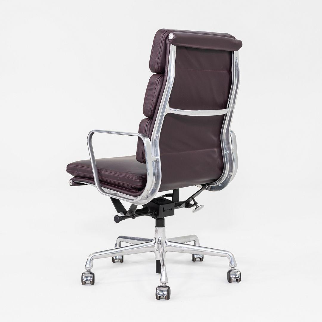 2014 Herman Miller Eames Soft Pad Executive Schreibtischstuhl in Burgund im Zustand „Gut“ im Angebot in Philadelphia, PA
