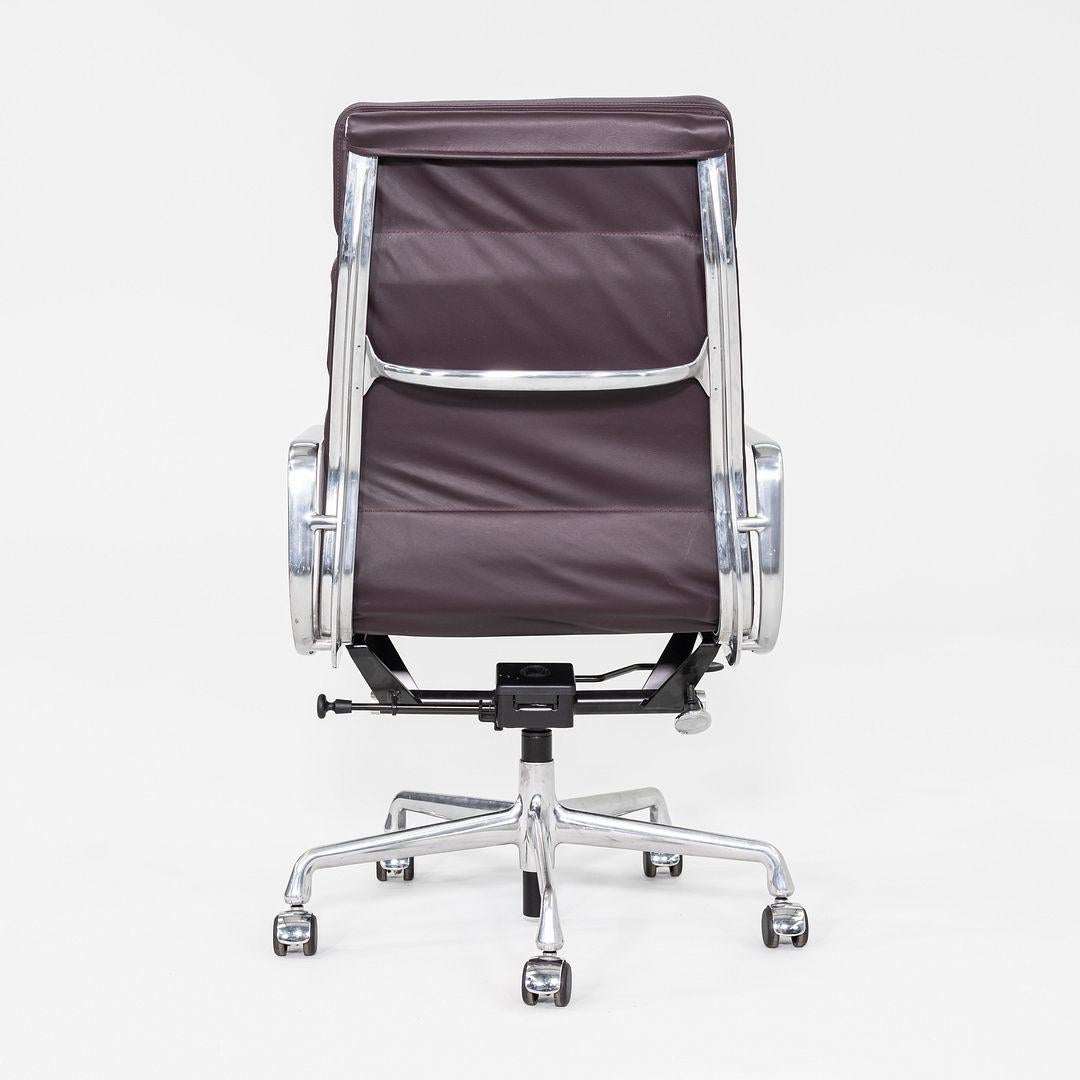2014 Herman Miller Eames Soft Pad Executive Schreibtischstuhl in Burgund (21. Jahrhundert und zeitgenössisch) im Angebot