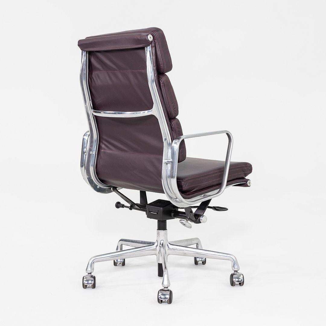 2014 Herman Miller Eames Soft Pad Executive Schreibtischstuhl in Burgund (Aluminium) im Angebot