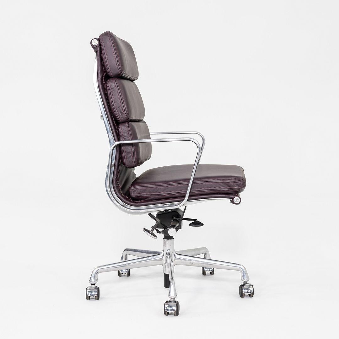 2014 Herman Miller Eames Soft Pad Executive Schreibtischstuhl in Burgund im Angebot 1