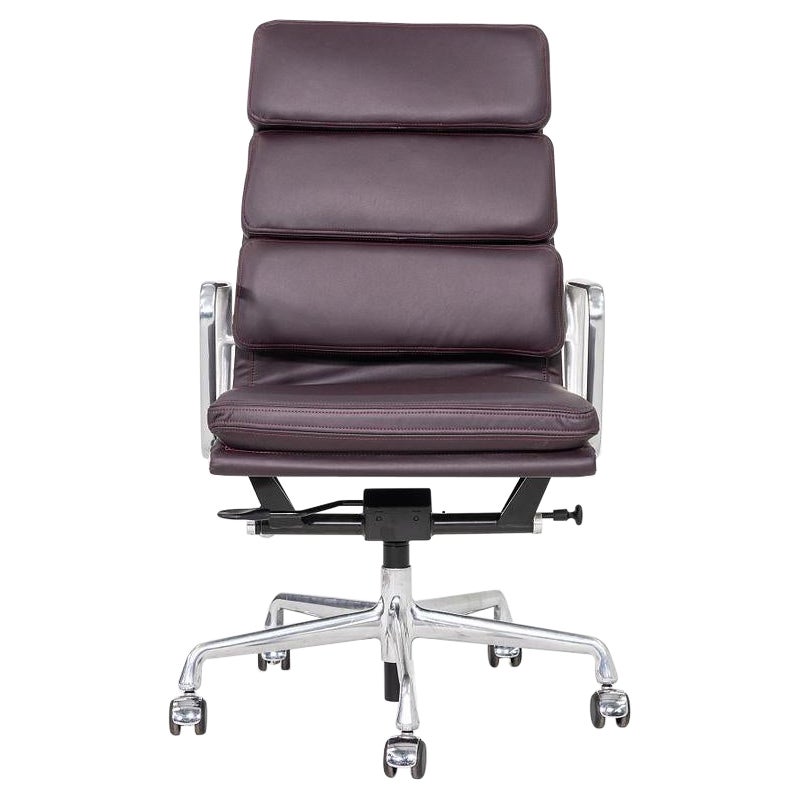 2014 Herman Miller Eames Soft Pad Executive Schreibtischstuhl in Burgund im Angebot