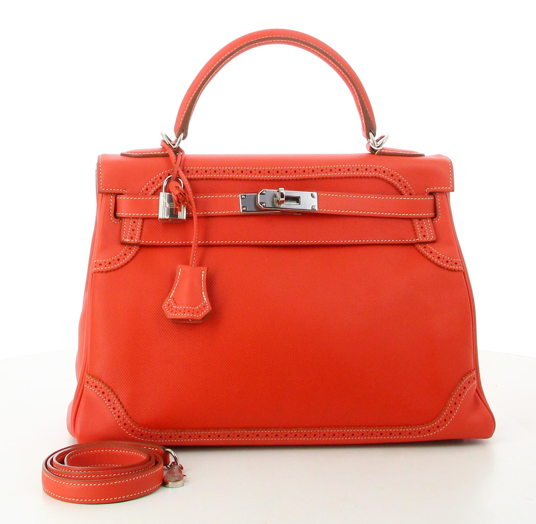 Rare et collectible Hermes Ghillies in Swift Leather.
Really good preowned condition, comes with ts shoulder strap.
Really rare, designed by pierre Hardy based on the scotish Ghillies shoes.
