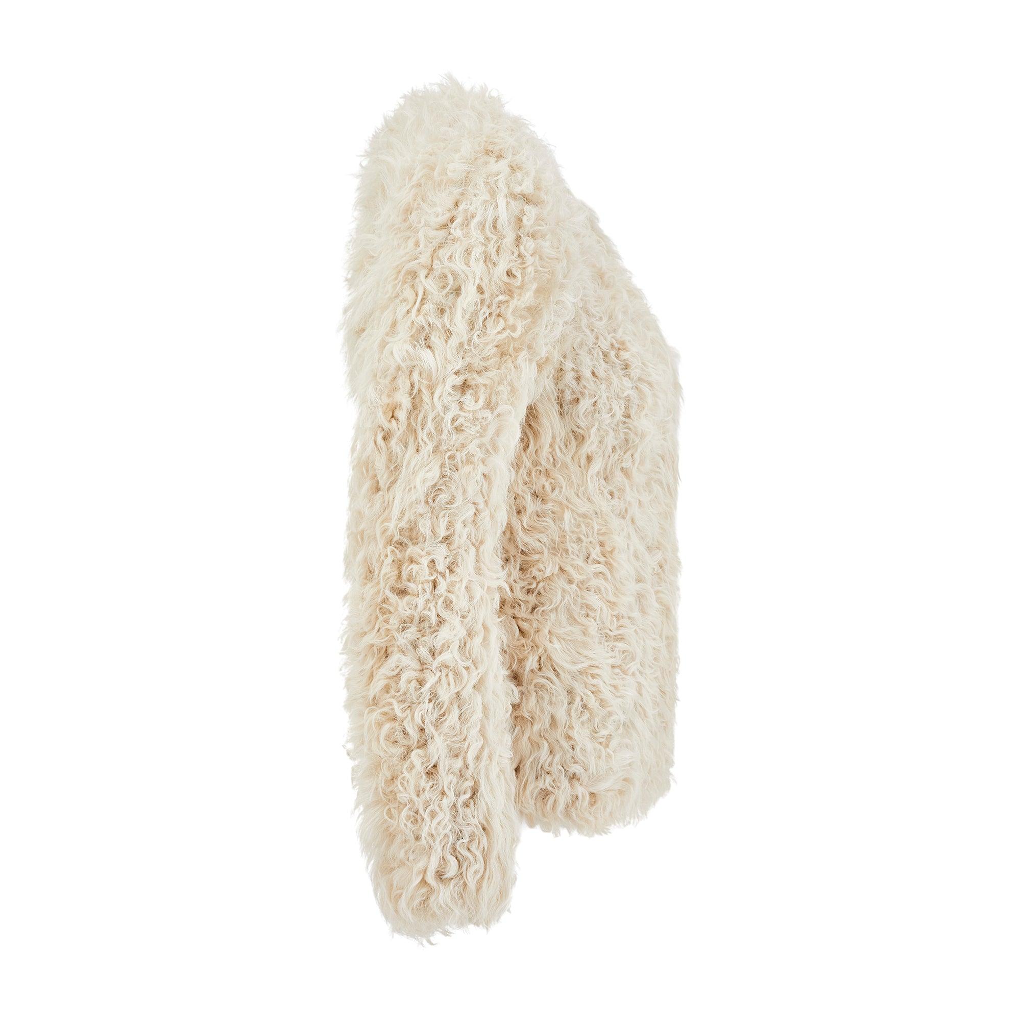 Cette veste a été conçue par Isabel Marant pour la collection automne 2014. Créées à l'époque où la marque était très recherchée, ces vestes en fourrure sont devenues une pièce incontournable et ont été photographiées sur des stylistes et des