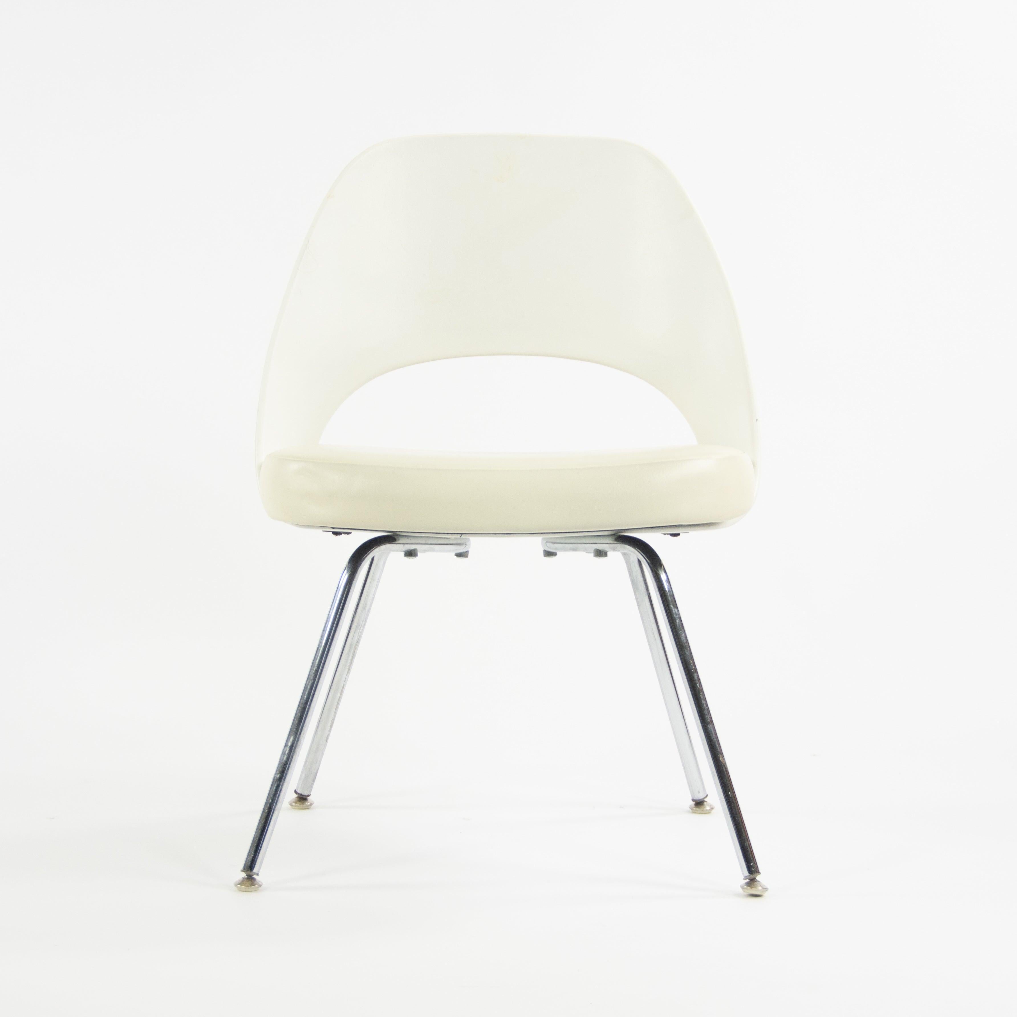 Whiting propose à la vente un superbe ensemble de chaises sans accoudoirs Eero Saarinen (vendues séparément), recouvertes de vinyle blanc et dotées de piétements chromés, produites par Knoll. Ces chaises ont des dossiers en plastique blanc, plutôt
