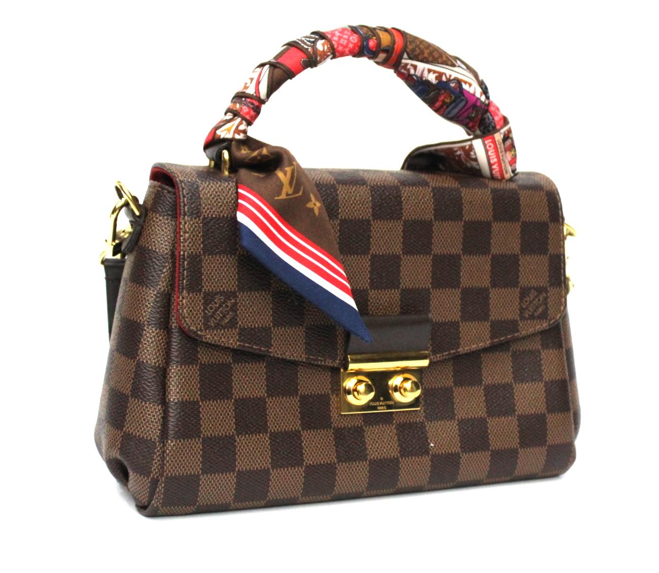 Louis Vuitton Metis model bag made of damier ebene with golden hardware.
Hook closure, internally capacious for the essentials.
Equipped with a top handle, decorated with a removable bandeau, and a removable shoulder strap.
The bag is in excellent