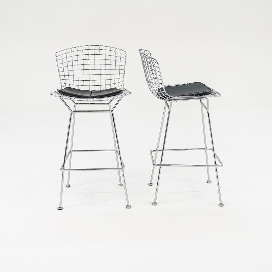 2014 Pareja de taburetes de bar Harry Bertoia para Knoll con cojines de cuero negro en venta 4