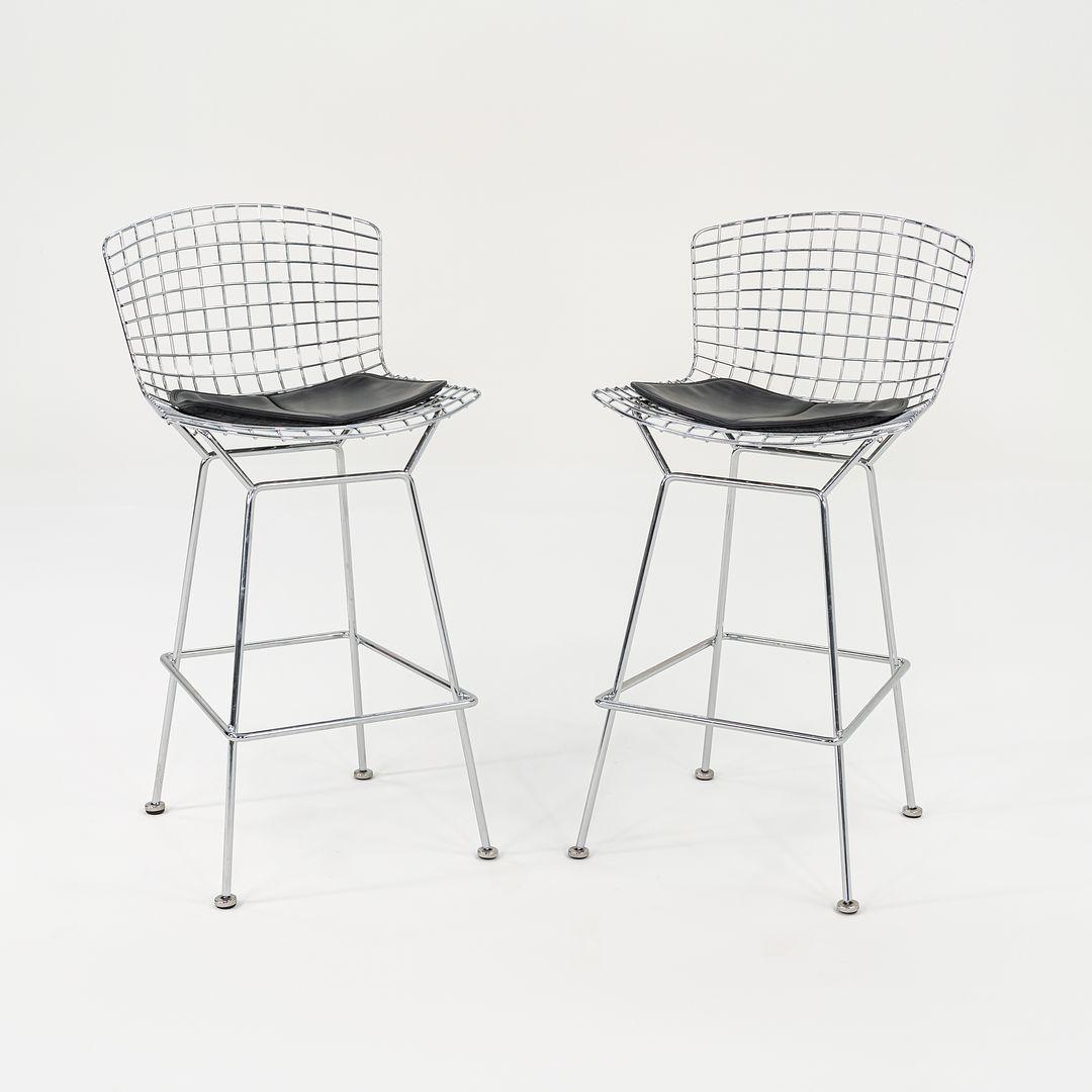 Se trata de un clásico par de taburetes de bar Bertoia, modelo 428C, diseñados en 1952 por Harry Bertoia para Knoll International. Estos ejemplares en concreto datan de 2014, y el precio indicado incluye el par. Su diseño consiste en un asiento y