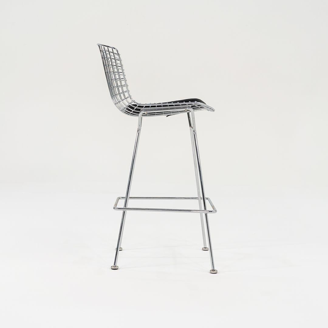 2014 Pareja de taburetes de bar Harry Bertoia para Knoll con cojines de cuero negro Siglo XXI y contemporáneo en venta
