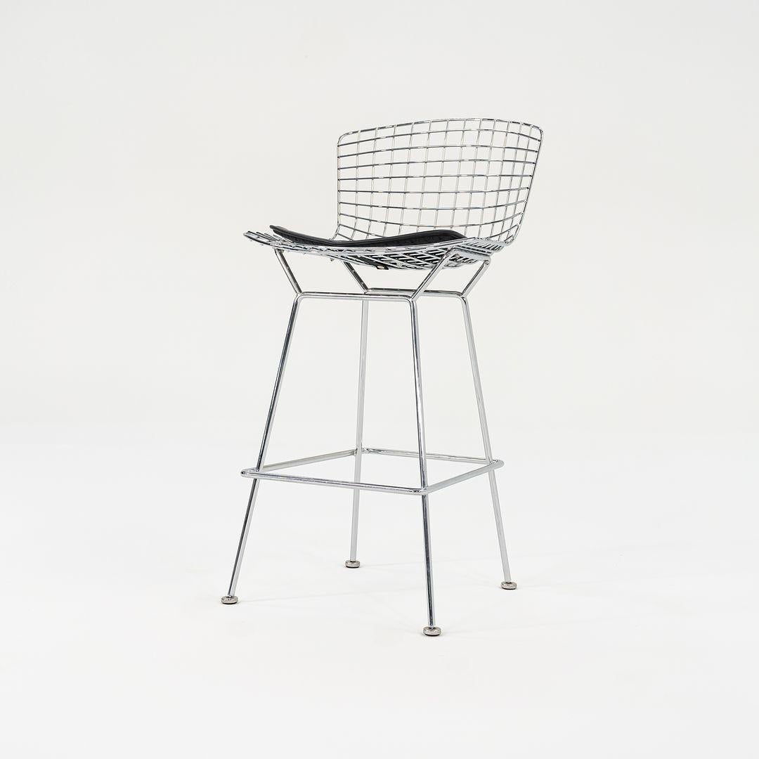 2014 Pareja de taburetes de bar Harry Bertoia para Knoll con cojines de cuero negro en venta 1