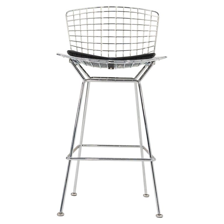 2014 Coppia di sgabelli da bar Harry Bertoia per Knoll con pad in pelle nera