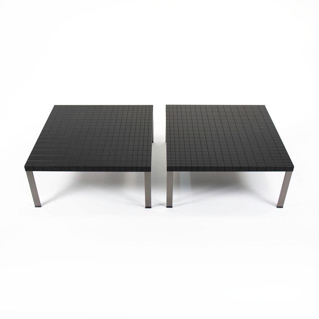 Il s'agit d'une table basse Geometrie, par Poltrona Frau. La pièce a été fabriquée en Italie en 2013. Il est formé de bois de weng√© à pores ouverts ébonisé, et possède des pieds en acier chromé. Le motif géométrique de la surface du plateau donne