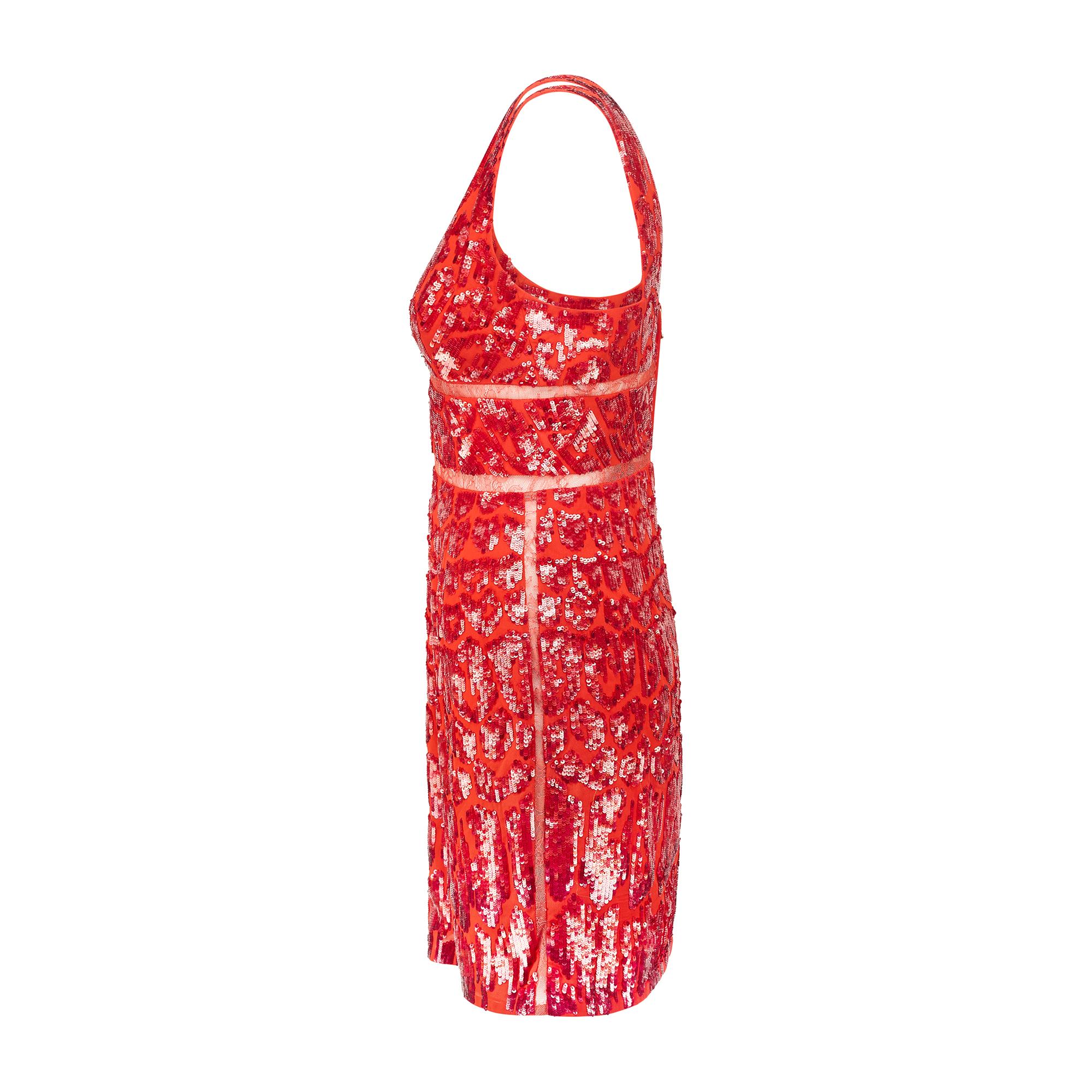 Confectionnée en Italie, cette robe flamboyante de Roberto Cavalli date d'environ 2014. Confectionnée en soie lisse d'un rouge vermillon éclatant, elle présente une structure à pans, interrompue par des bandes transparentes de dentelle rouge ton sur