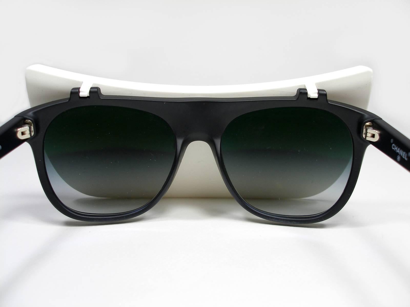 2014 Runway Limited Edition Chanel Visor Sunglasses Black White Cara Delevingne In Good Condition In VERGT, FR