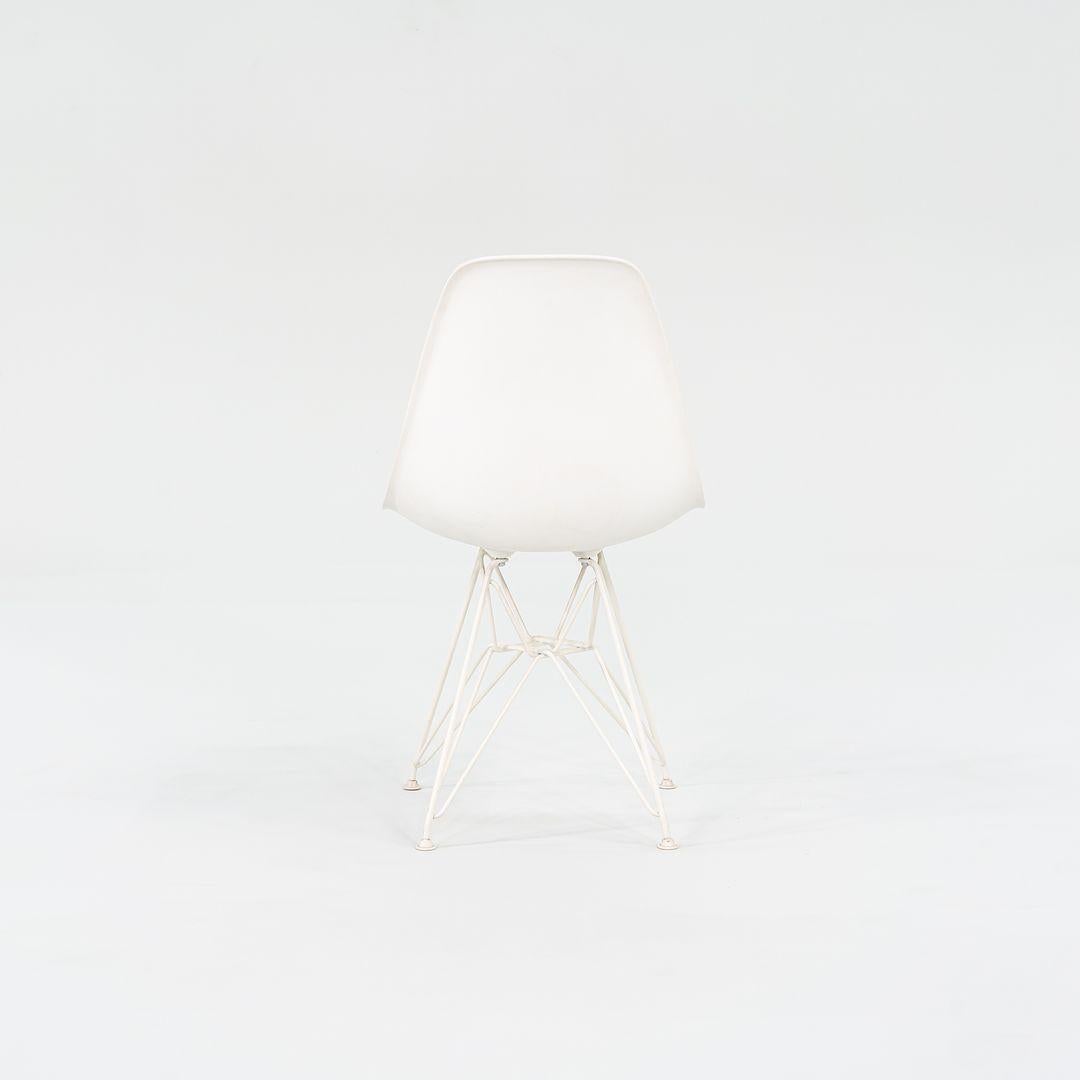 Moderne 2014 Set of Four Herman Miller Eames Plastic Shell Chairs White w/ Eiffel Base en vente
