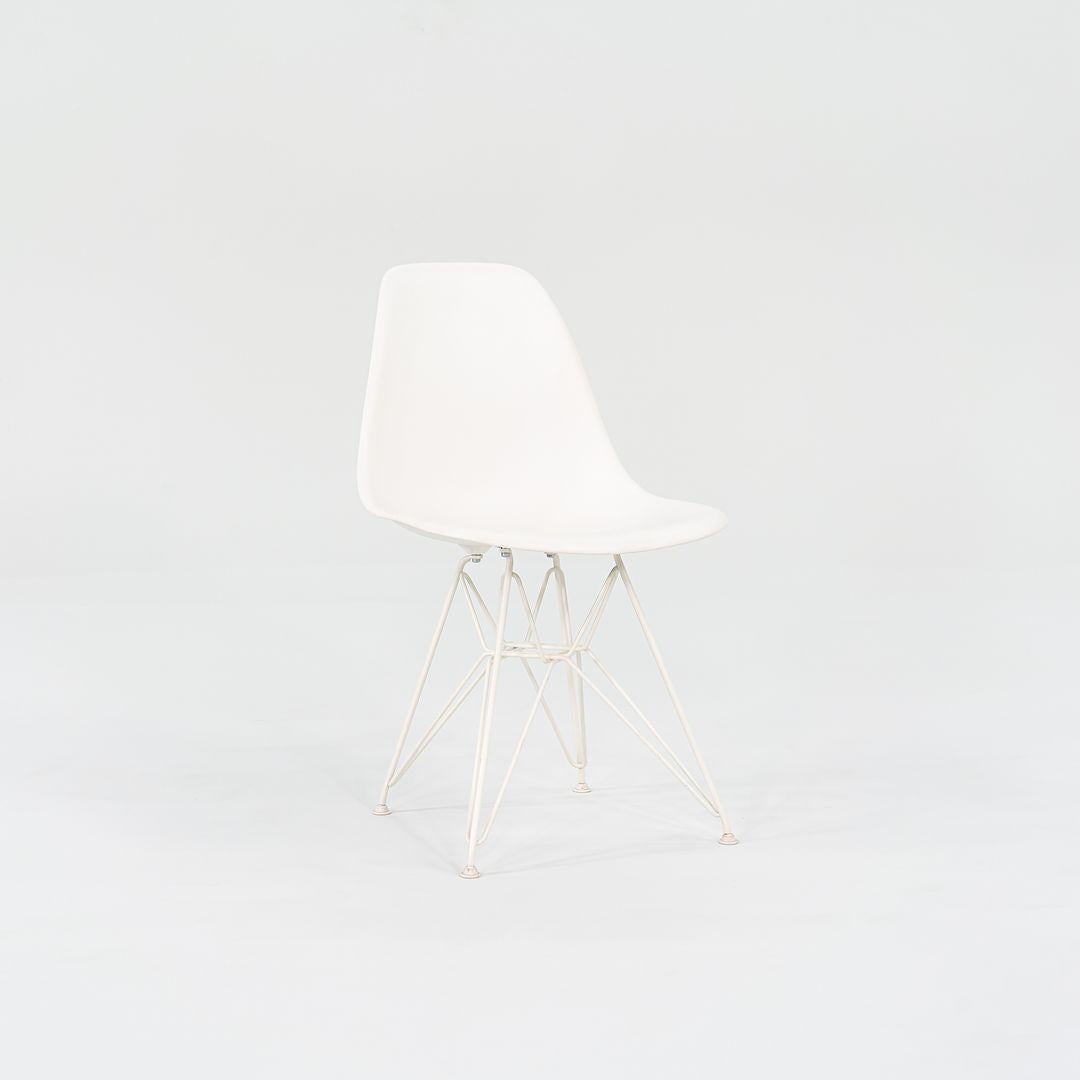 XXIe siècle et contemporain 2014 Set of Four Herman Miller Eames Plastic Shell Chairs White w/ Eiffel Base en vente