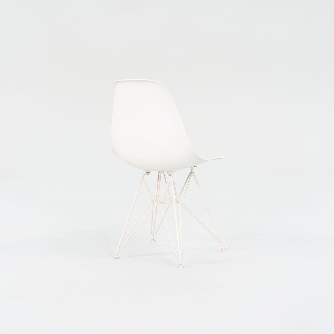 Acier 2014 Set of Four Herman Miller Eames Plastic Shell Chairs White w/ Eiffel Base en vente