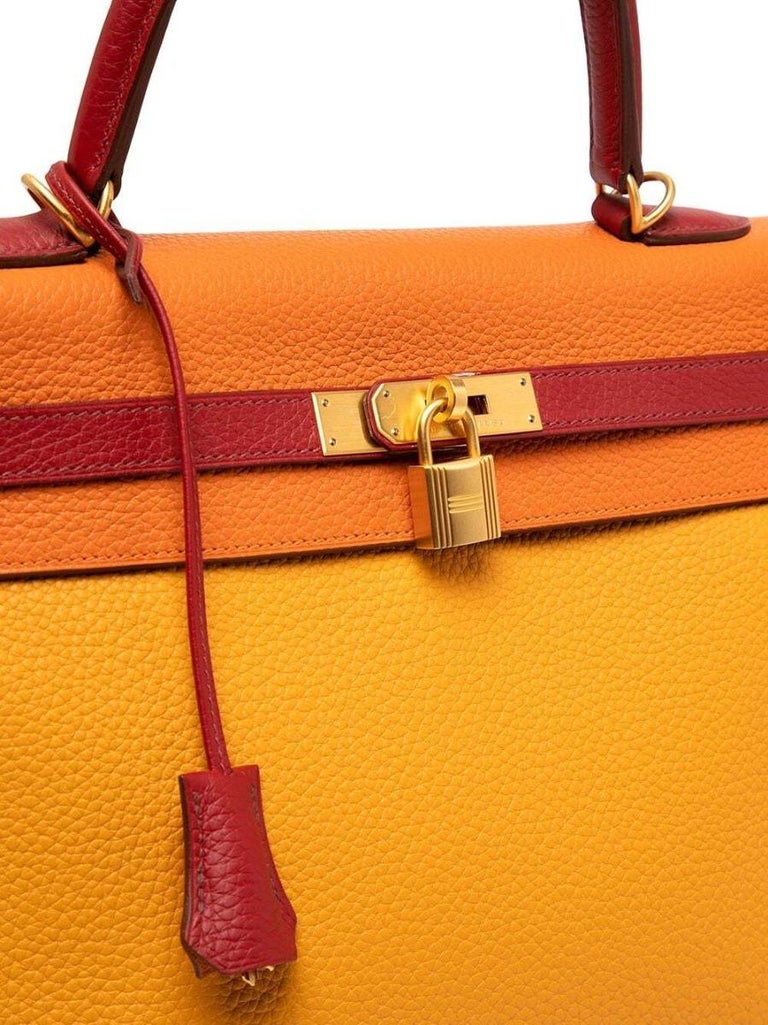 The pinnacle of luxury, this pre-owned 2014 Hermès Tri-colour Kelly 35  special order bag has been expertly crafted from Togo leather - a favoured Hermès hide for its texture and durability against scuffing and scratching. In an eye-catching colour