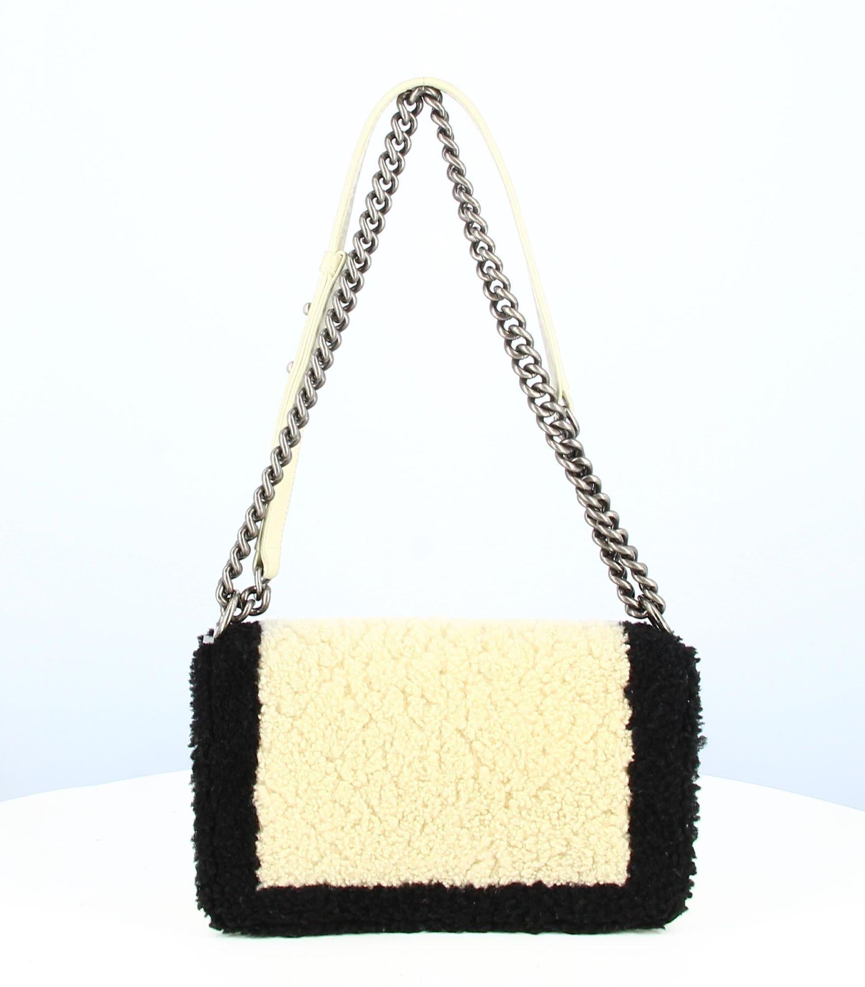 2015-2016 Chanel Beige And Black Sheep Handbag  In Good Condition In PARIS, FR