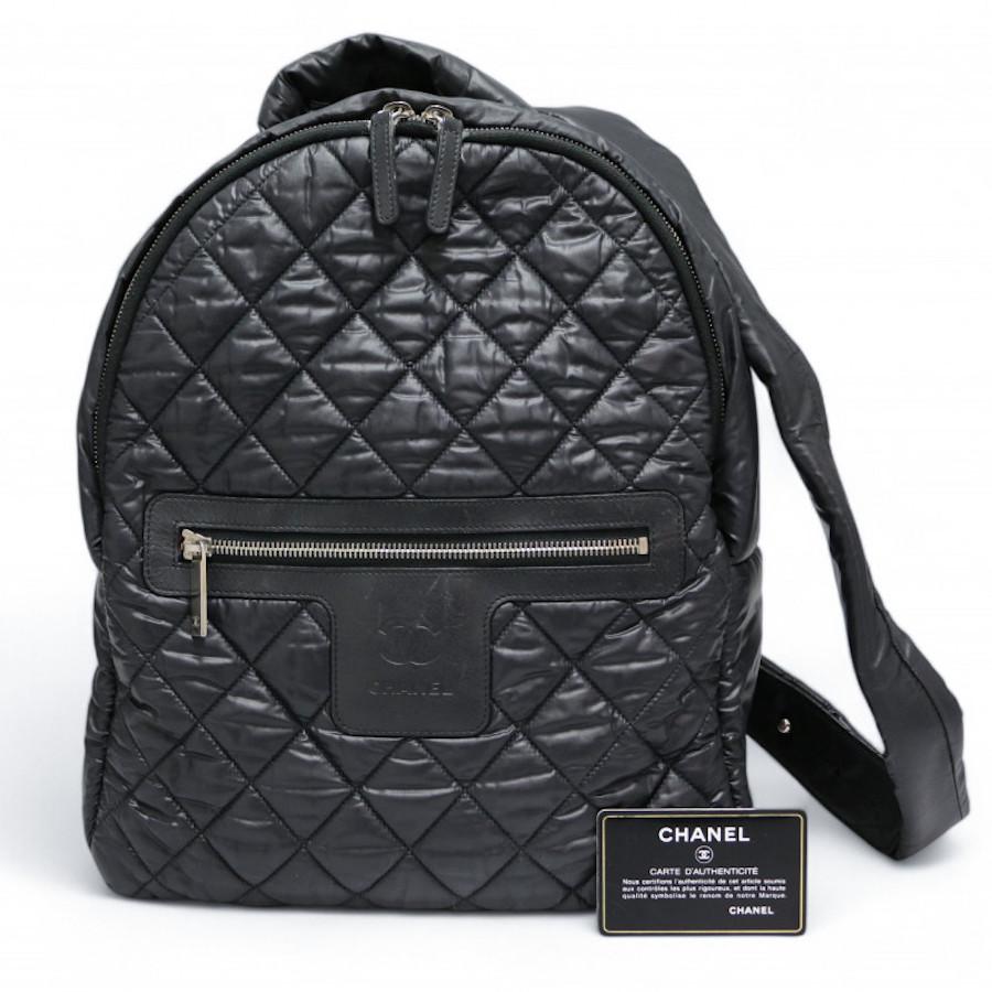 Chanel small backpack in black quilted parachute canvas. This backpack is light thanks to its material. The handles are adjustable over 7 cm. One large inside pocket and one small zippered pocket. A zippered patch pocket on the front of the