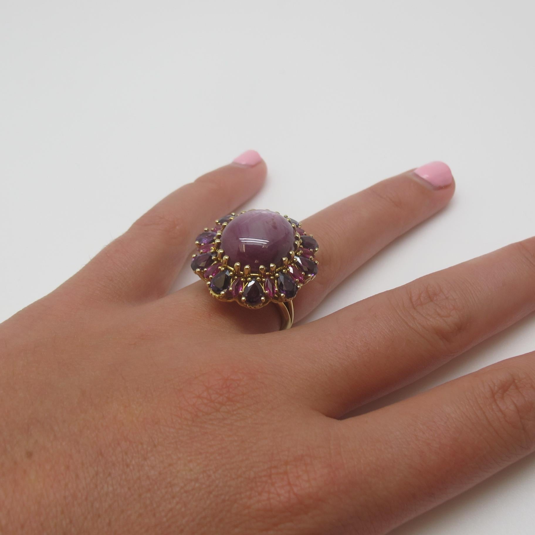 20.15 Carat Oval Star Sapphire and Ruby 18k Yellow Gold Ring In New Condition In Los Angeles, CA