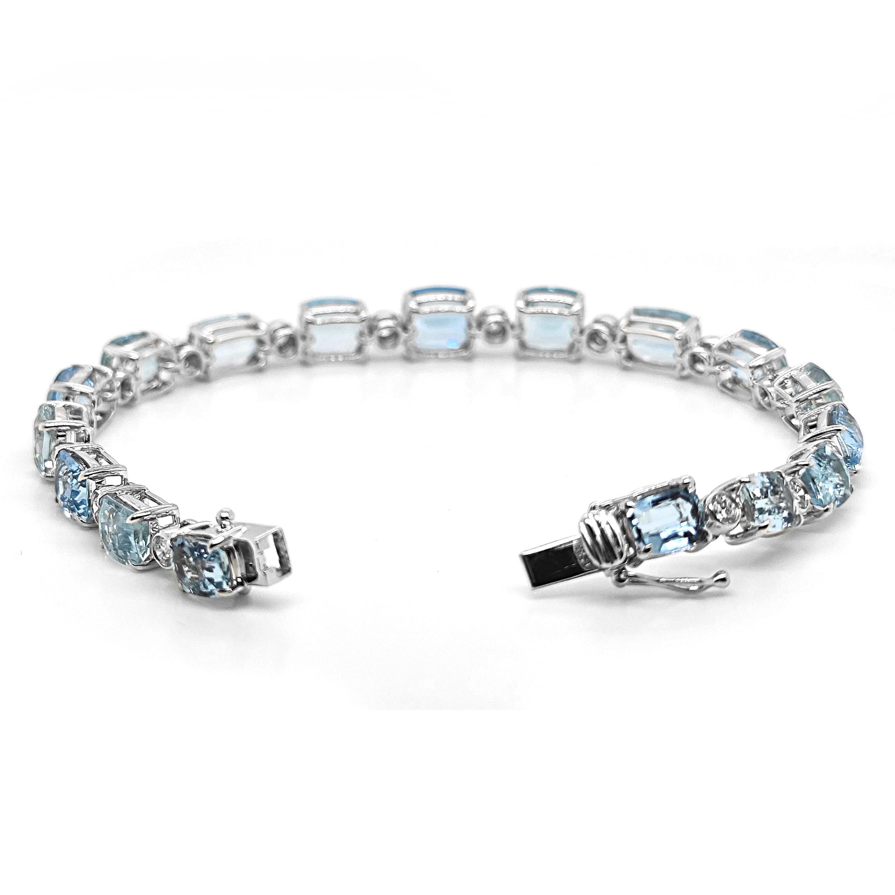 17 Aquamarin-Edelsteine: 19,08 Karat
16 weiße runde Diamanten: 1,07 Karat
Metall: 18K Weißgold, 13,00 Gramm
