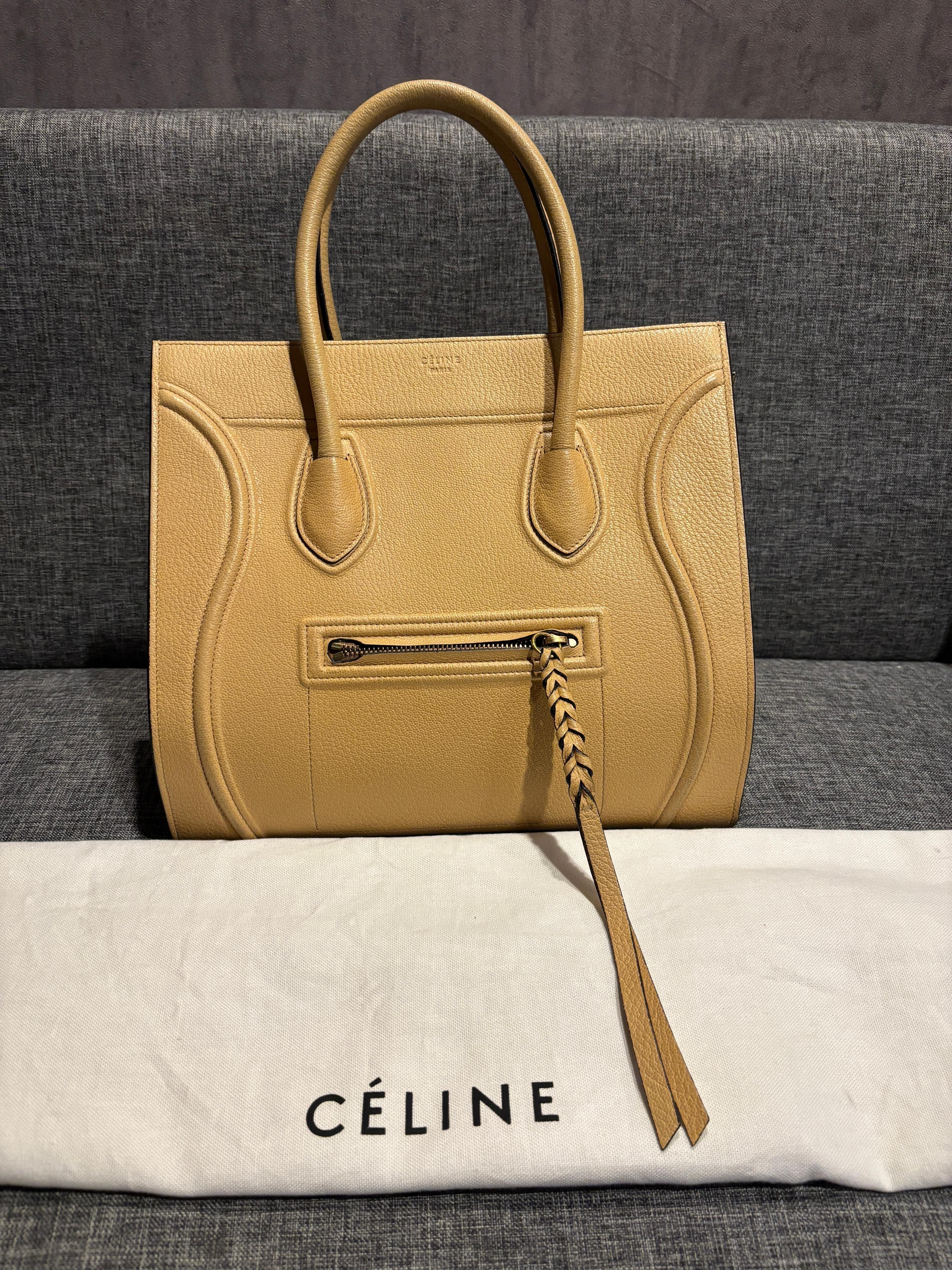 Tote fantasma clásico de Celine en piel granulada beige con herrajes dorados. En muy buen estado, pequeños roces en las esquinas inferiores. Forro de ante. Especialmente en auge debido a la reedición de la bolsa fantasma.