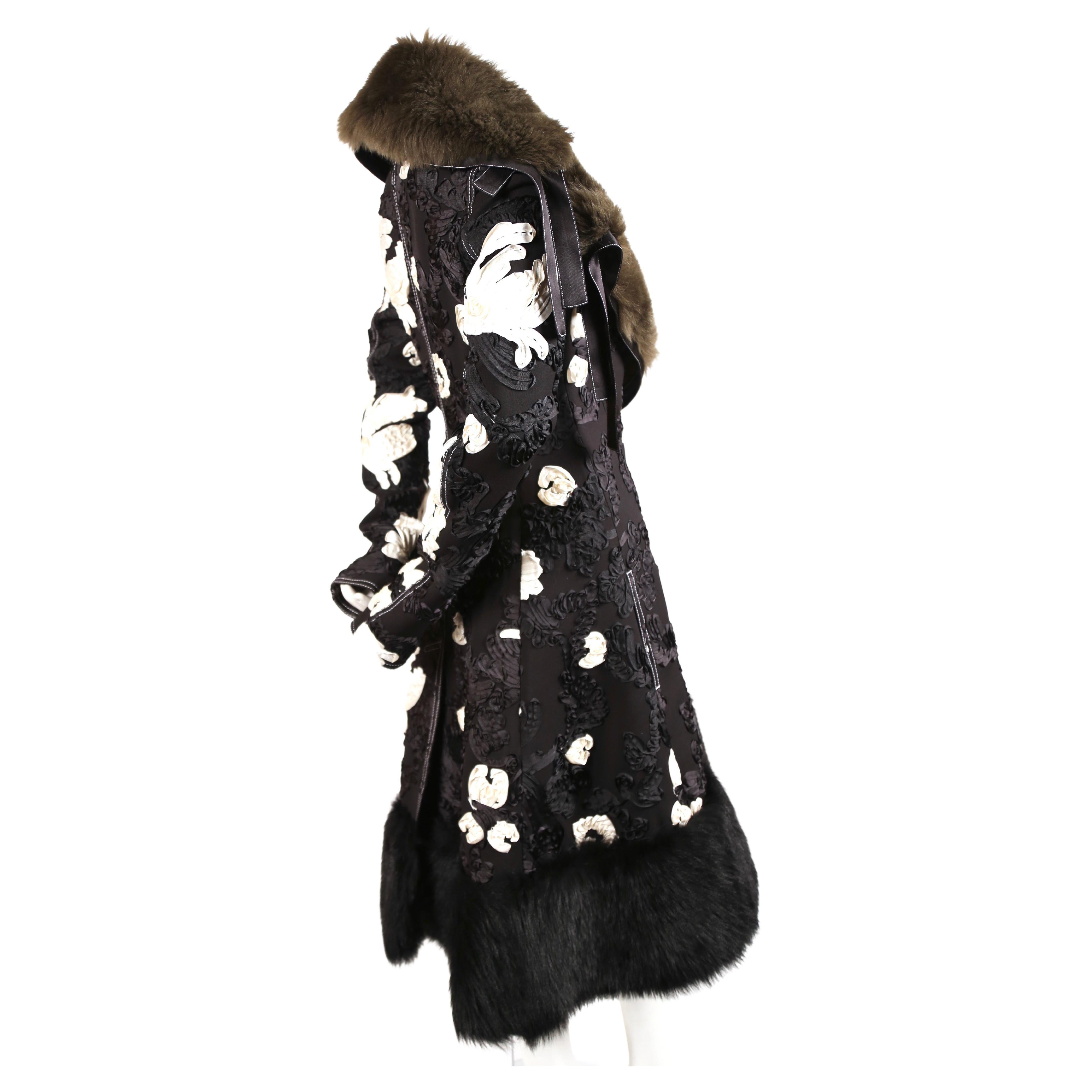 Noir Céline par Phoebe Philo - Manteau de défilé brodé Cornely avec garniture en fourrure, 2015 en vente