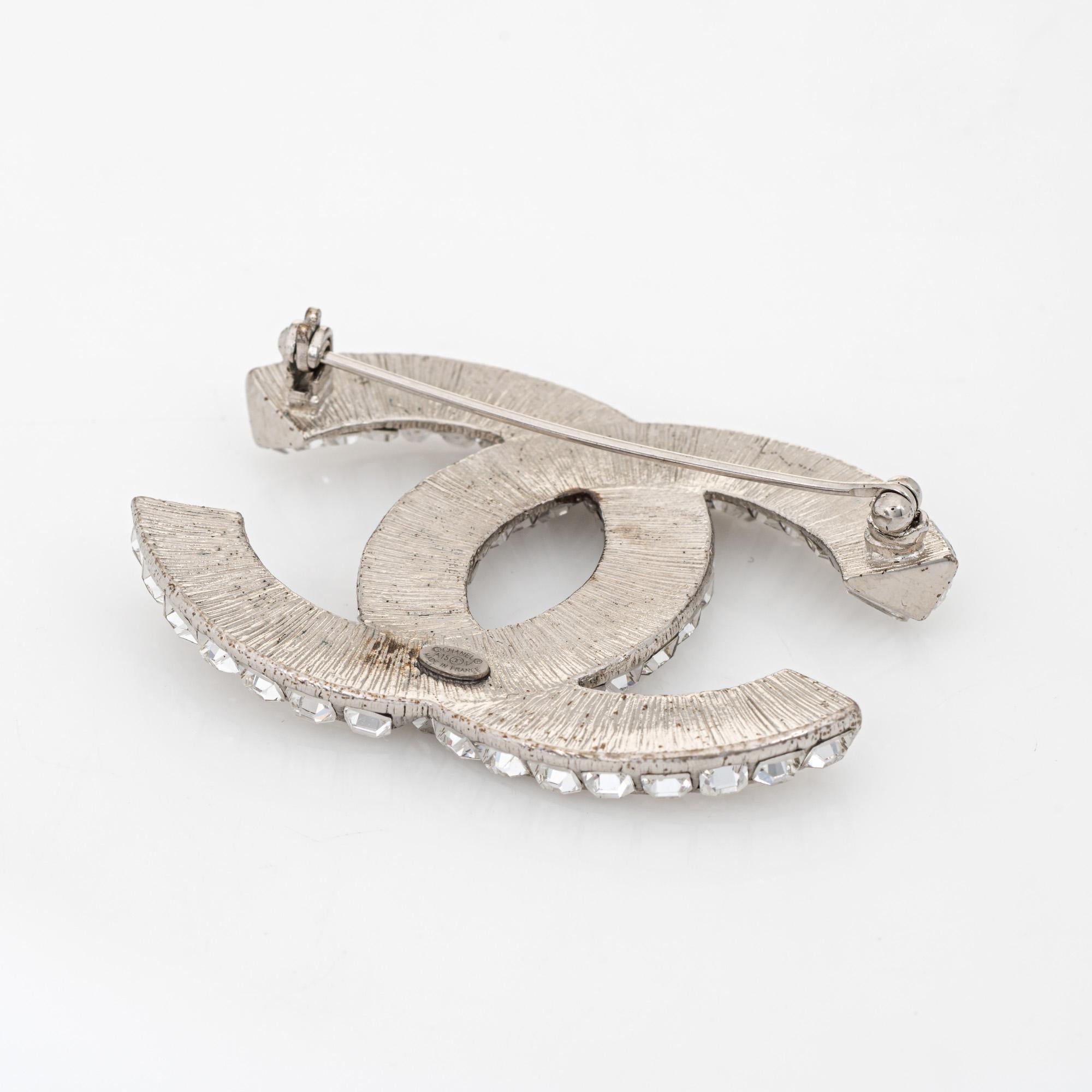 Moderne Chanel Broche CC en cristal baguette de couleur argentée, signée par sa succession, 2015 en vente
