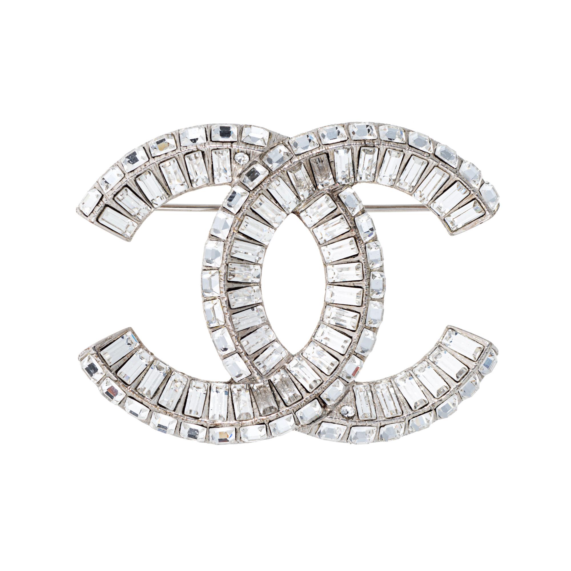 Taille baguette Chanel Broche CC en cristal baguette de couleur argentée, signée par sa succession, 2015 en vente