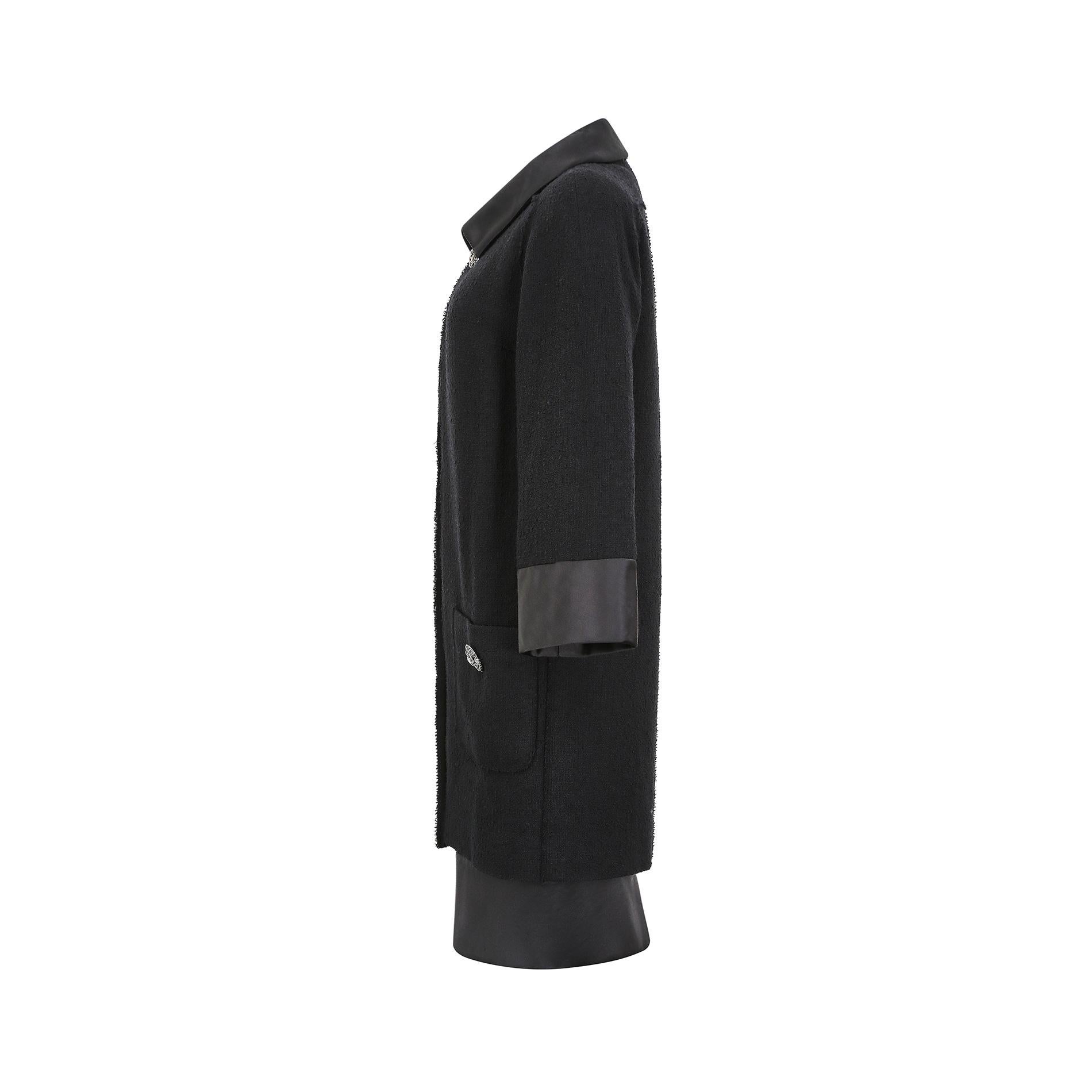 Costume de robe Chanel 2015 en laine bouclée noire et Gripoix Pour femmes en vente